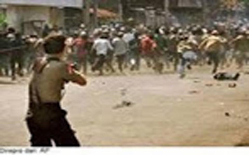 Brimob officer fires into crowd in Aceh (isbahannur)