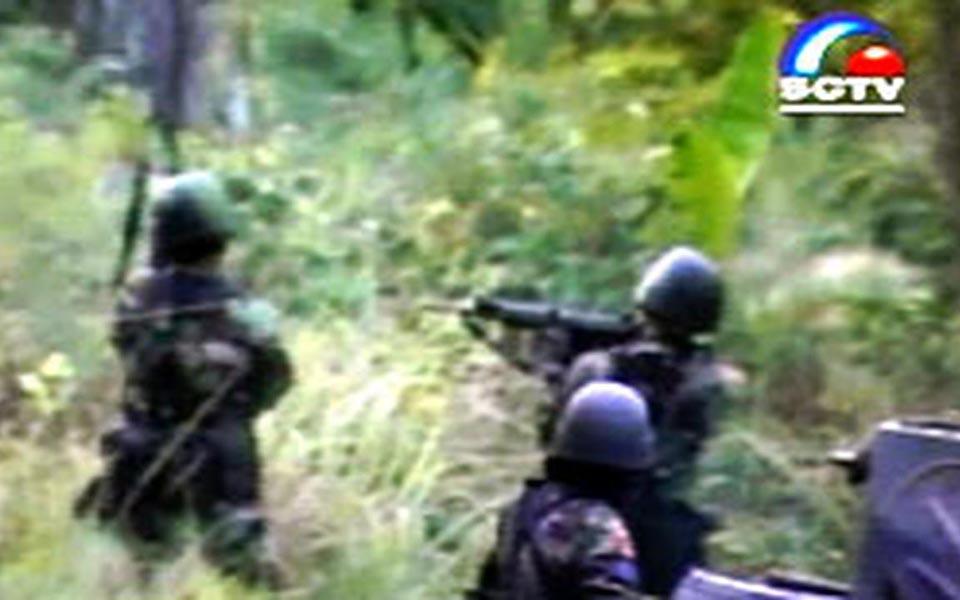 Indonesian soldiers fire at GAM fighters in Aceh (Liputan 6)