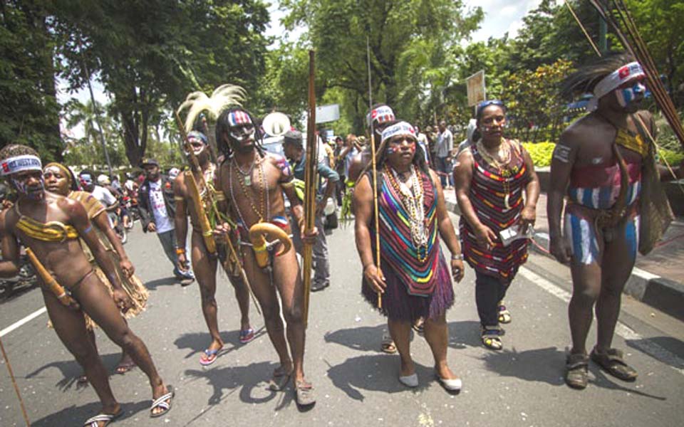 Papuans wearing traditional dress march in Yogyakarta (Tempo)
