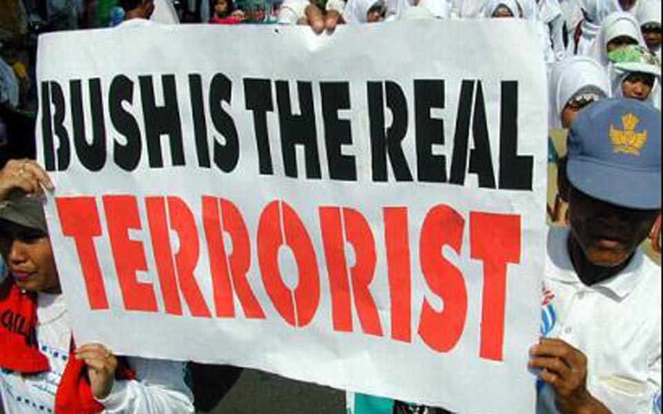 Protest against George Bush visit to Indonesia (Tejomoyo)