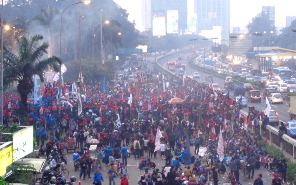 Thousands of protesters take to the streets of Jakarta (romanaufklarung)