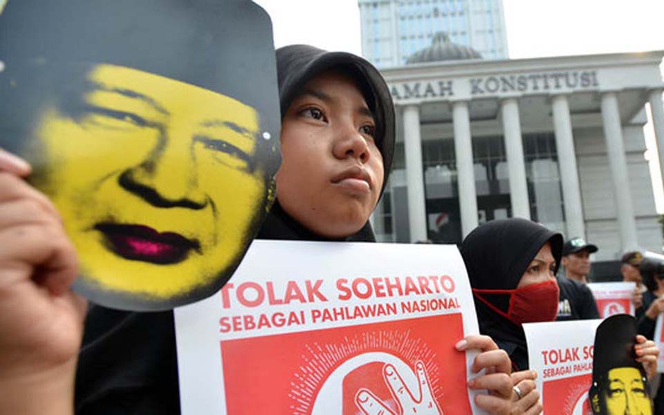 Anti-Suharto demonstration in Jakarta (Merdeka)