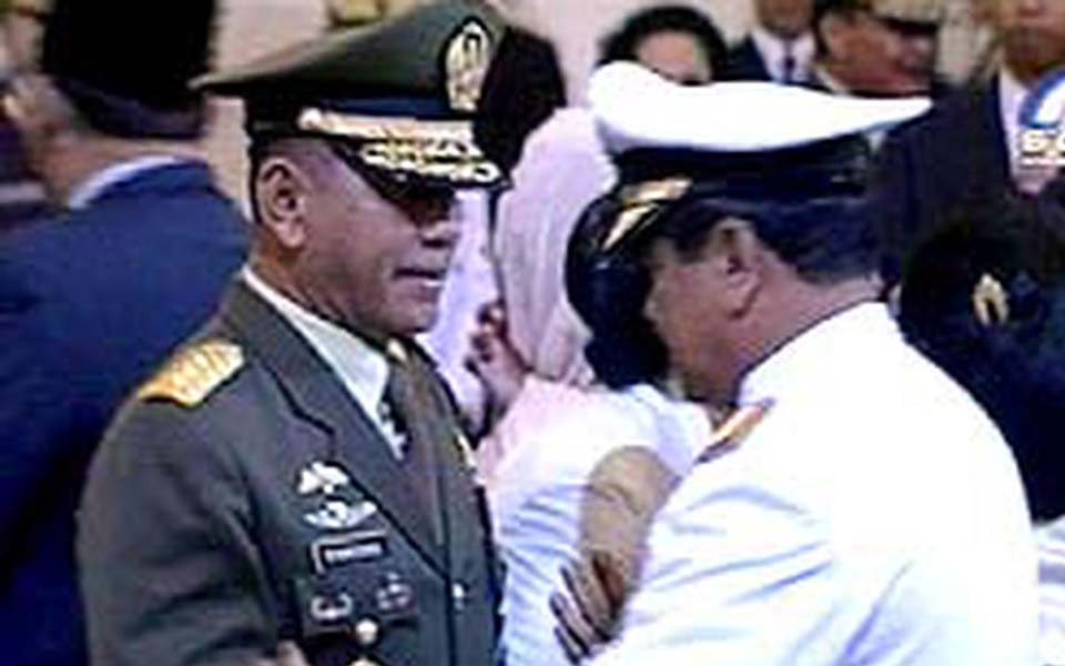 Army Chief of Staff General Ryamizard Ryacudu pictured left (Liputan 6)