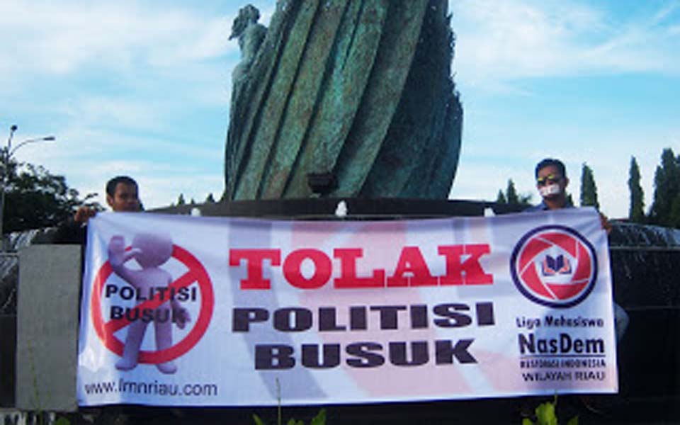 Banner reads 'Reject Rotten Politicians' (limanasdemriau)