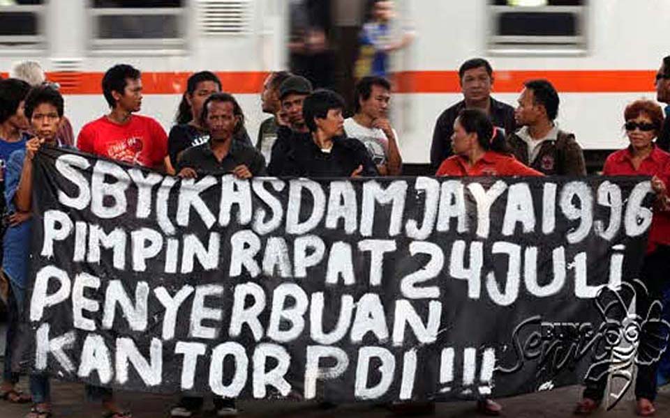 Banner reads 'SBY was at meeting to plan July 27 attack' (Trans TV)