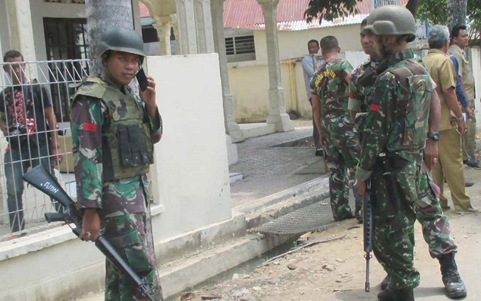 Indonesian soldiers patrol street in North Aceh (media-iyaa.)