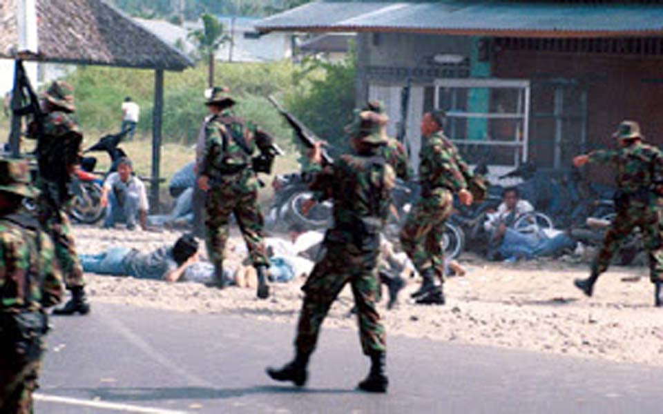 Indonesian soldiers round up civilians in Aceh village (rezaekoaja)