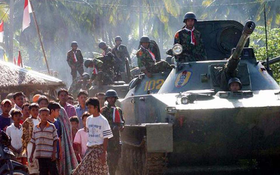 Indonesian tanks drive through village in Aceh (Portal Satu)