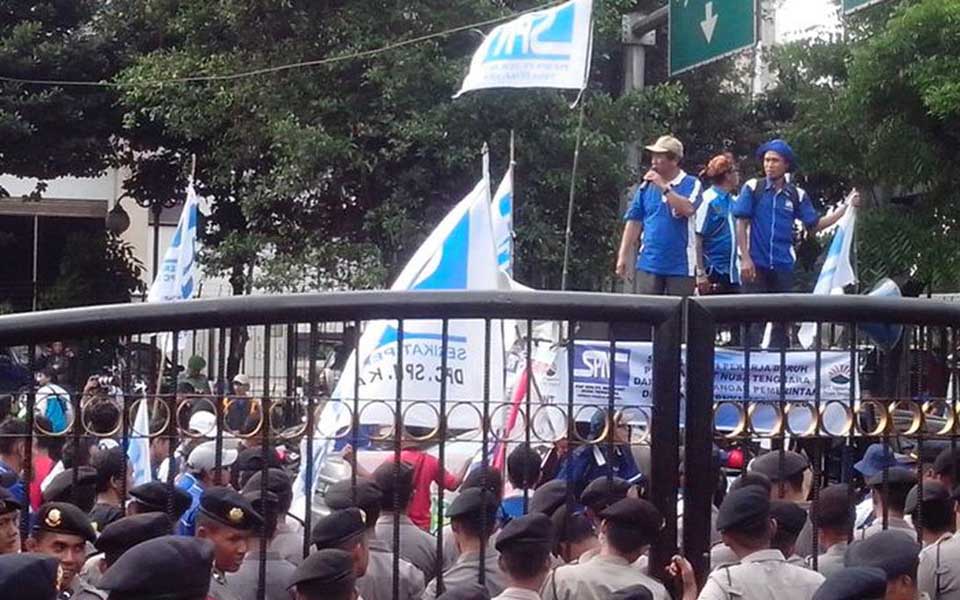 Labour protest at Newmont Mining office in Jakarta (Liputan 6)