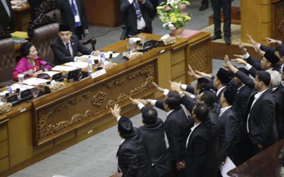 Lawmakers squabbling during parliamentary debate (Kompas)
