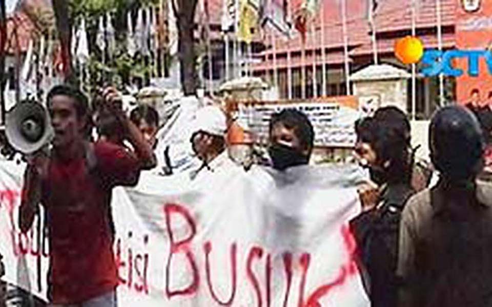 Makassar students protest against rotten politicians (Liputan 6)