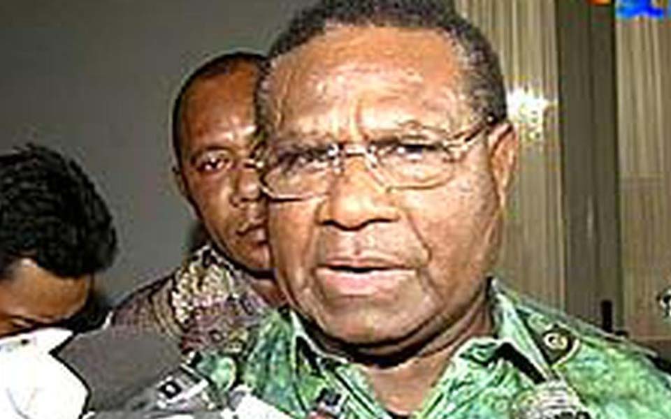 Papuan Governor J.P. Solossa speaks to journalists (Liputan 6)