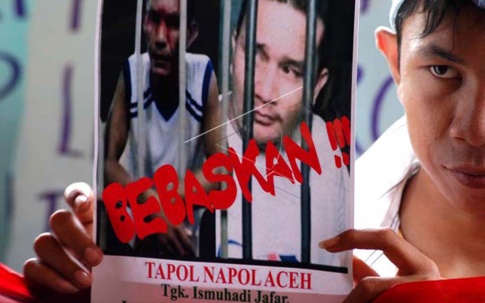Poster reads 'Release Acehnese Prisoners' (Antara)