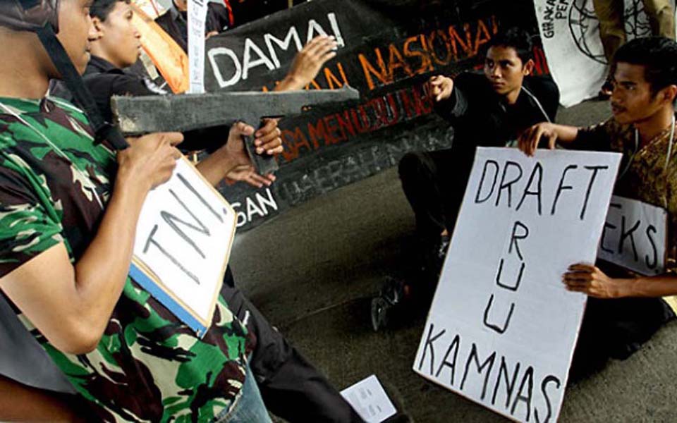 Protest against TNI's involvement in politics (Tempo)