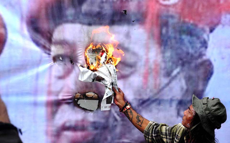 Protester burns photo of Susilo Bambang Yudhoyono (Detik)