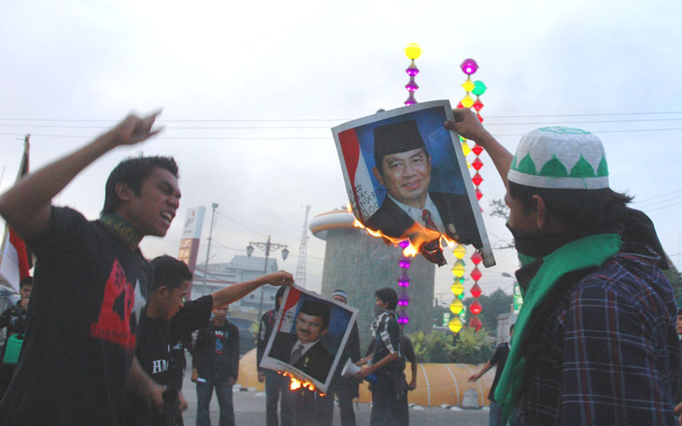 Protesters burn photos of Susilo Bambang Yudhoyono (Kapas Merah)