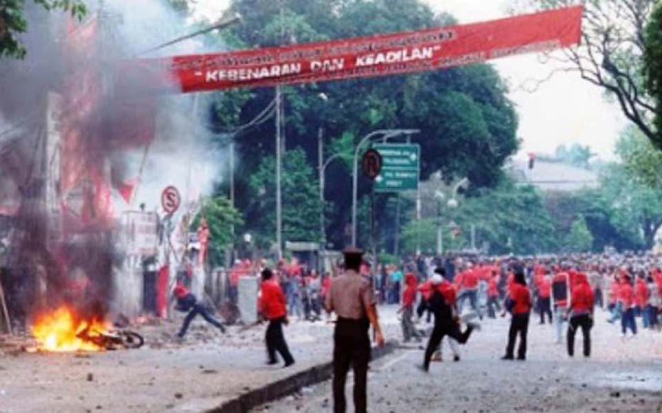 Scene outside Indonesian Democratic Party headquarters on July 27 (Koran Sulindo)