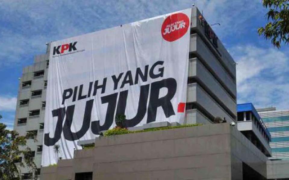 Sign hanging from KPK building reading 'Elect Honest Candidate' (Kantor Berita Pemilu)