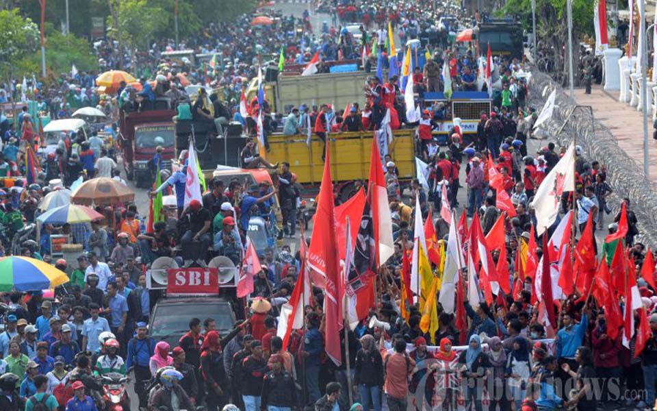 Student and workers protest in Surabaya (Tribune)