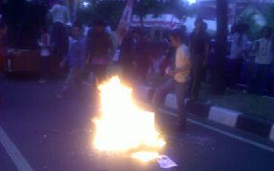 Students burn photos of Megawati (Detik)