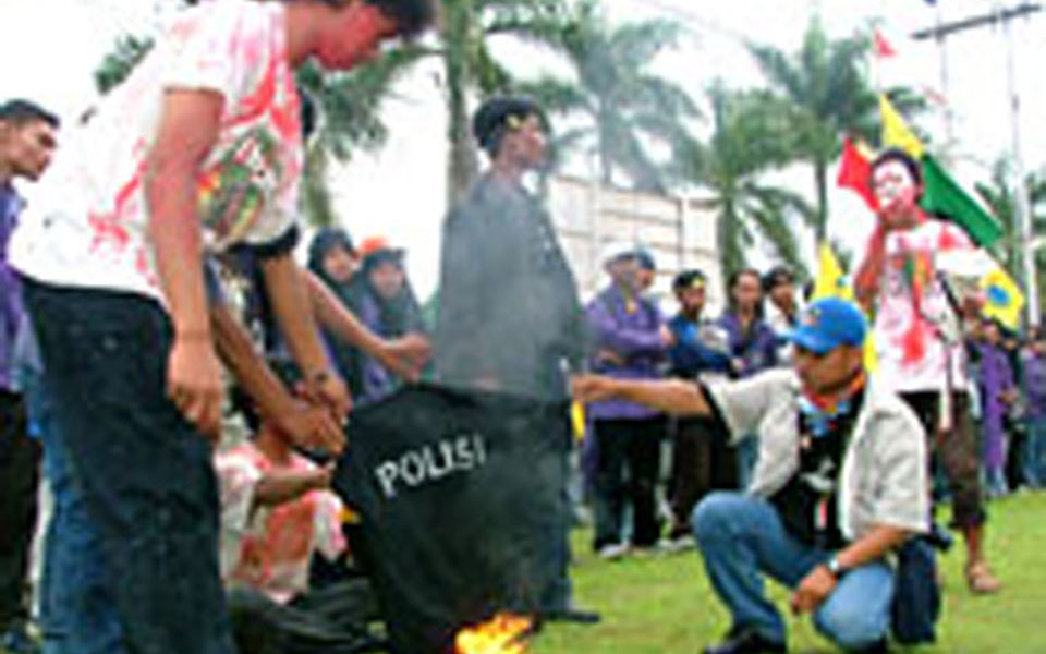 Students burn police uniform in protest against violence at UMI campus (kutaikartanegara)