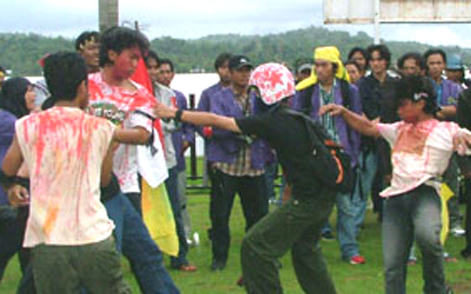 Theatrical action depicting police violence at UMI campus (kutaikartanegara)