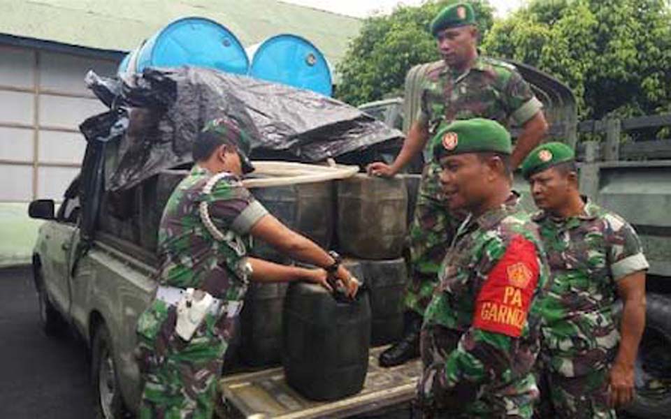 TNI soldiers load goods on to truck (Indo Progress)