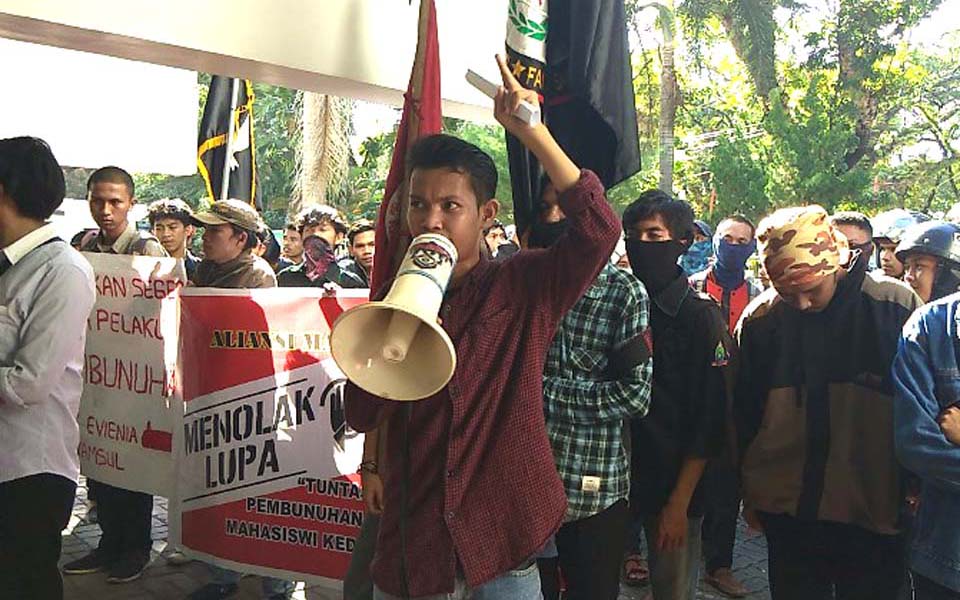 UMI students demonstrate at Makassar district court (Sulsel Satu)