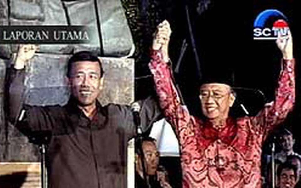 Wiranto and Gus Solah at campaign rally (Liputan 6)