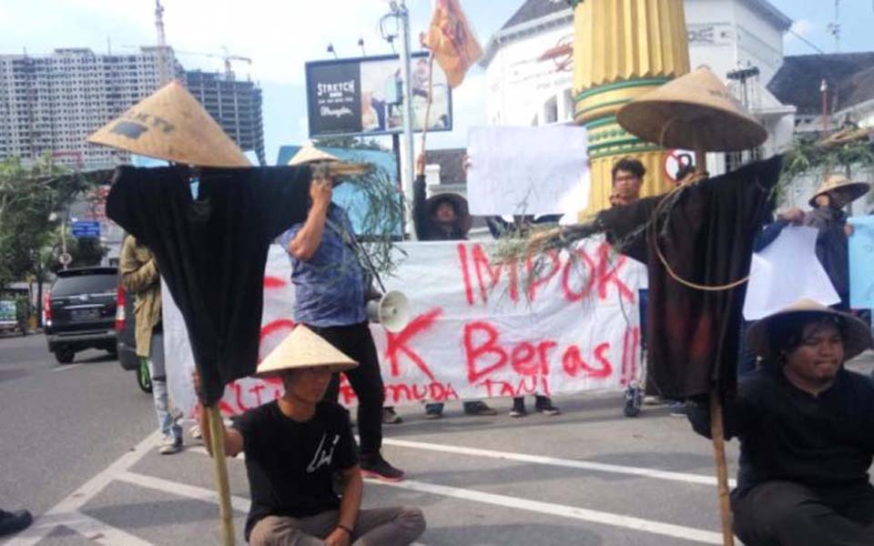 Protest against rice imports by students and Indonesian Farmers Youth (Tribune)