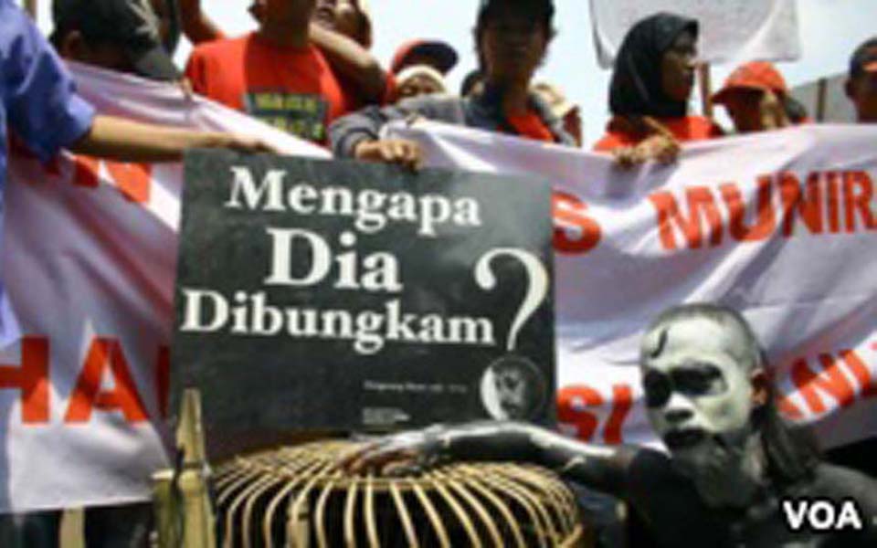 Protesters demand police arrest perpetrators of Munir's murder (VOA Indonesia)