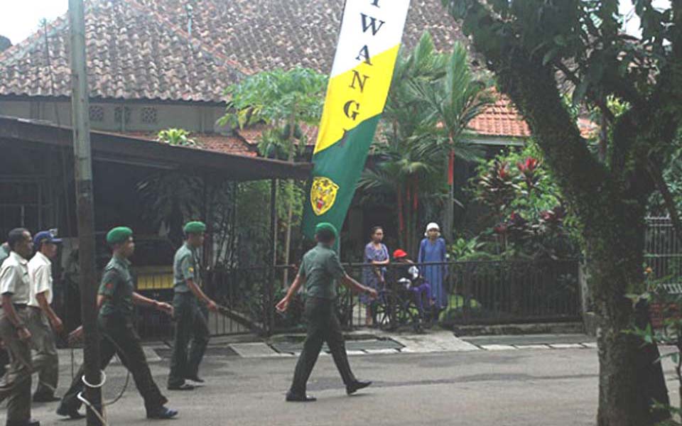 Soldiers march past official retired military officers residence in Bandung (Tempo)