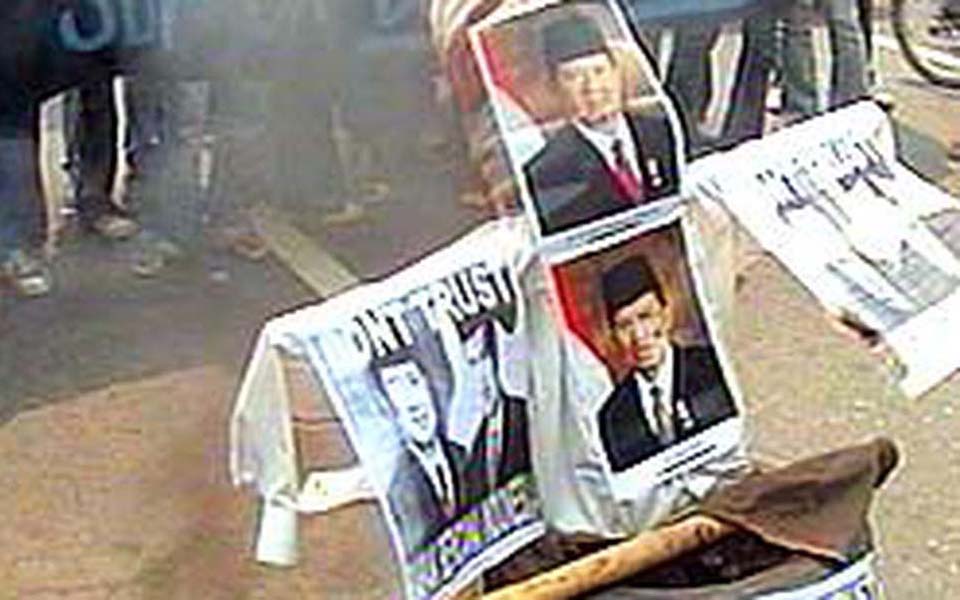 Student protesters burn pictures of SBY-JK (Liputan 6)