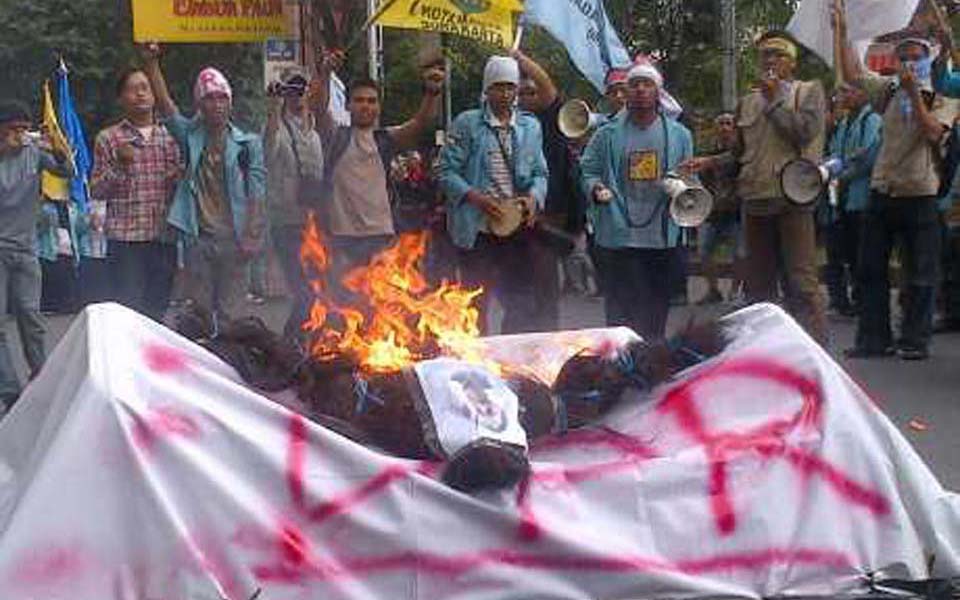 Students in Solo burn photos of President Yudhoyono and Jusuf Kalla (Detik)