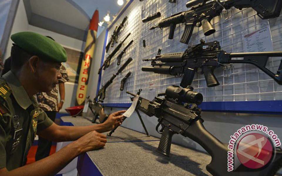 TNI officer looks at locally made assault rifles (Antara)