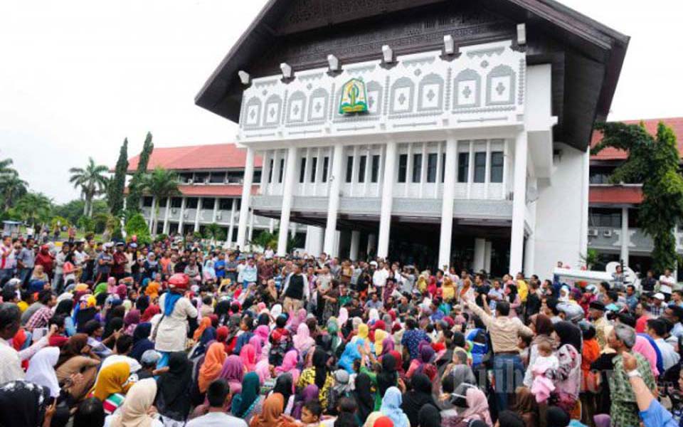 Women protesters gather in front of Aceh DPRD (News Status Aceh)