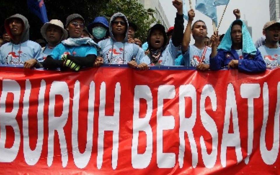 Workers commemorate May Day in South Sulawesi capital of Makassar (Republika)