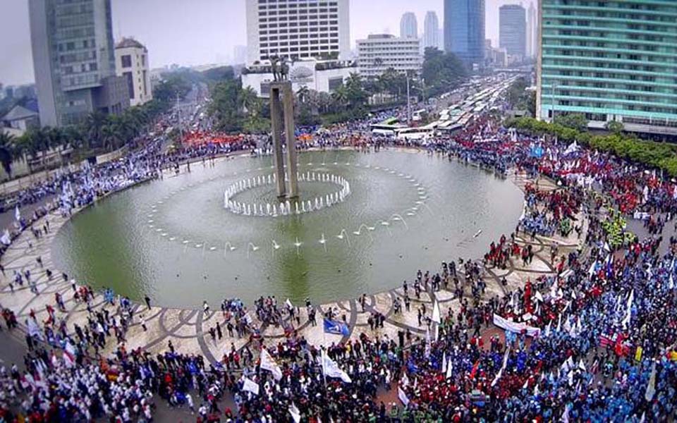 Workers rally at Hotel Indonesia traffic circle in Jakarta on May Day (Kompas)