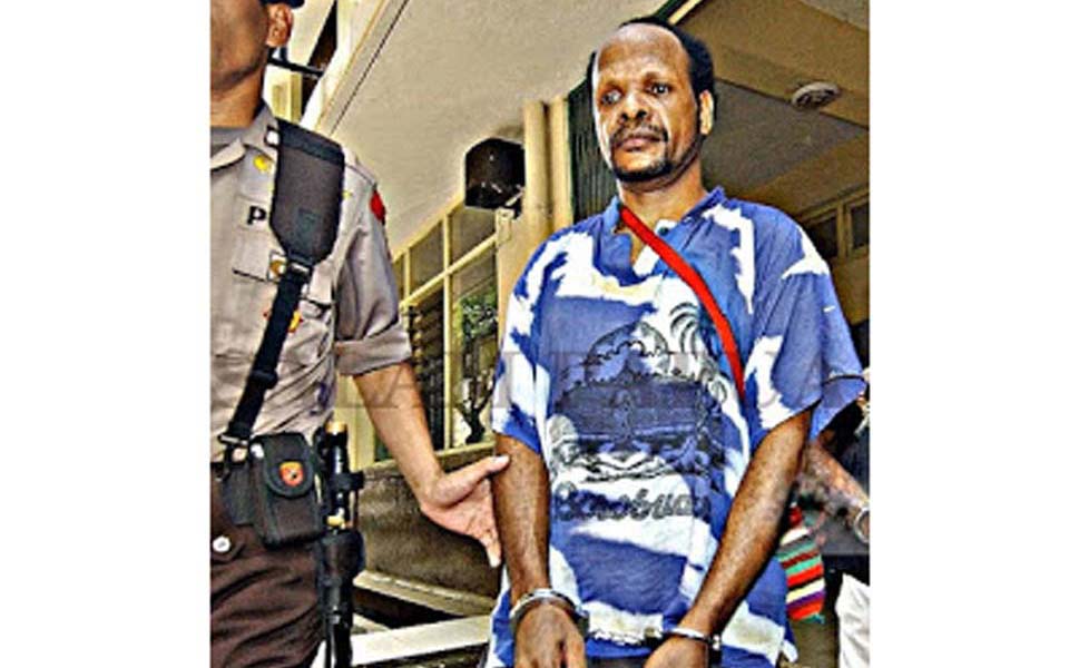 Antonius Wamang escorted by police in handcuffs (Salam Papua)