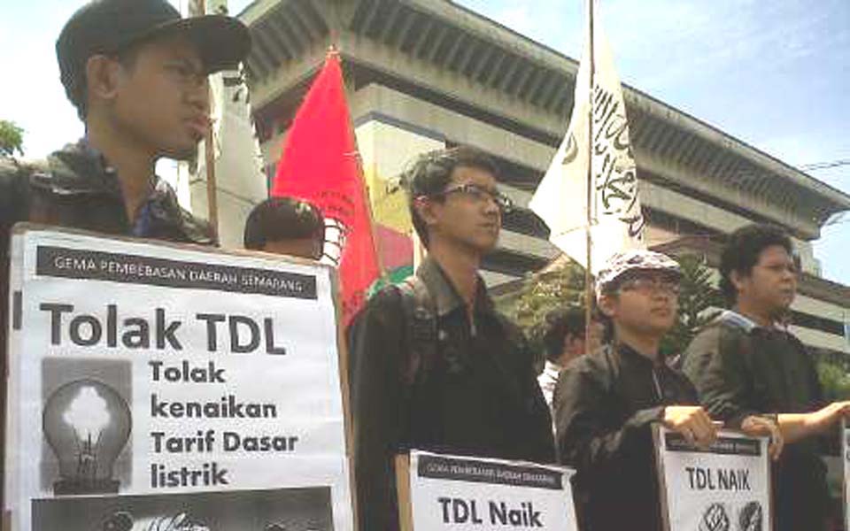 Banners read 'Reject the Electricity Tariff Price Hike' (Detik)