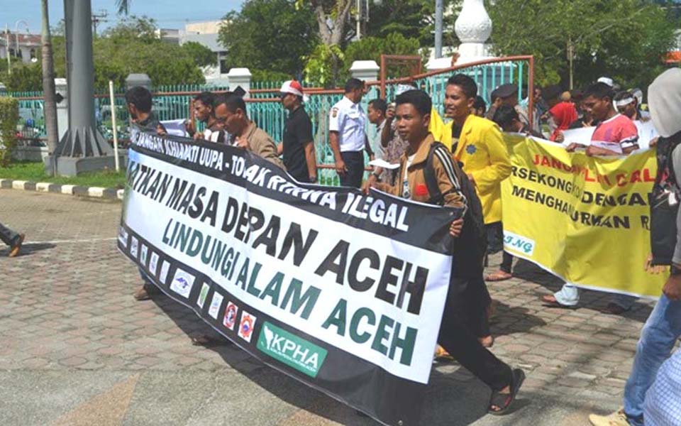 Environmental activists protest in Banda Aceh (JKMA Aceh)