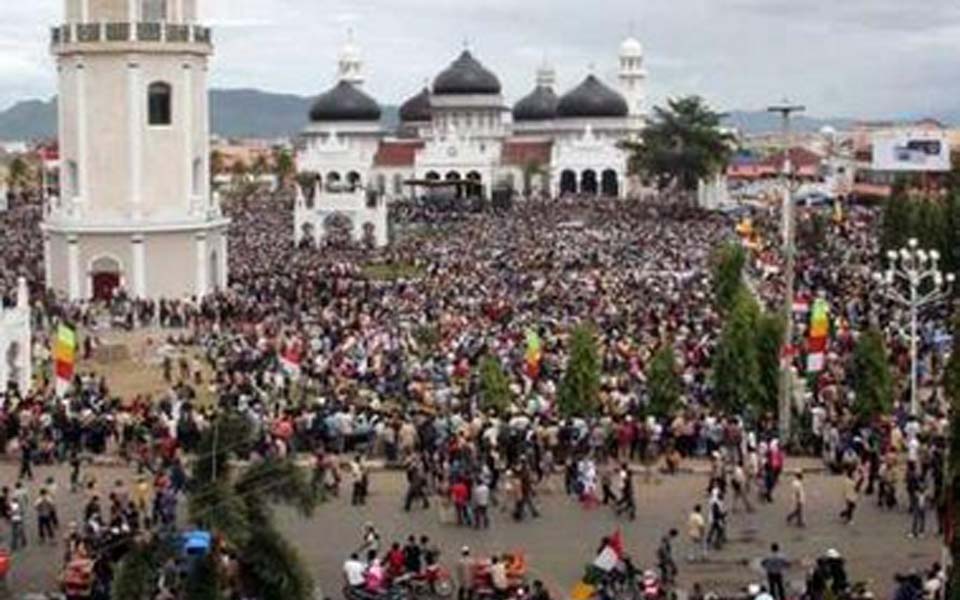 Protesters commemorate 1 year of peace at Baiturrahman Raya Mosque in Banda Aceh (Oki Tiba)