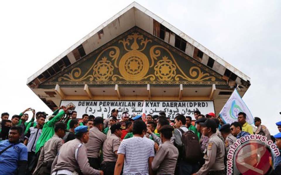 Student protest in Lhokseumawe, Aceh almost ends in clash (Antara News)