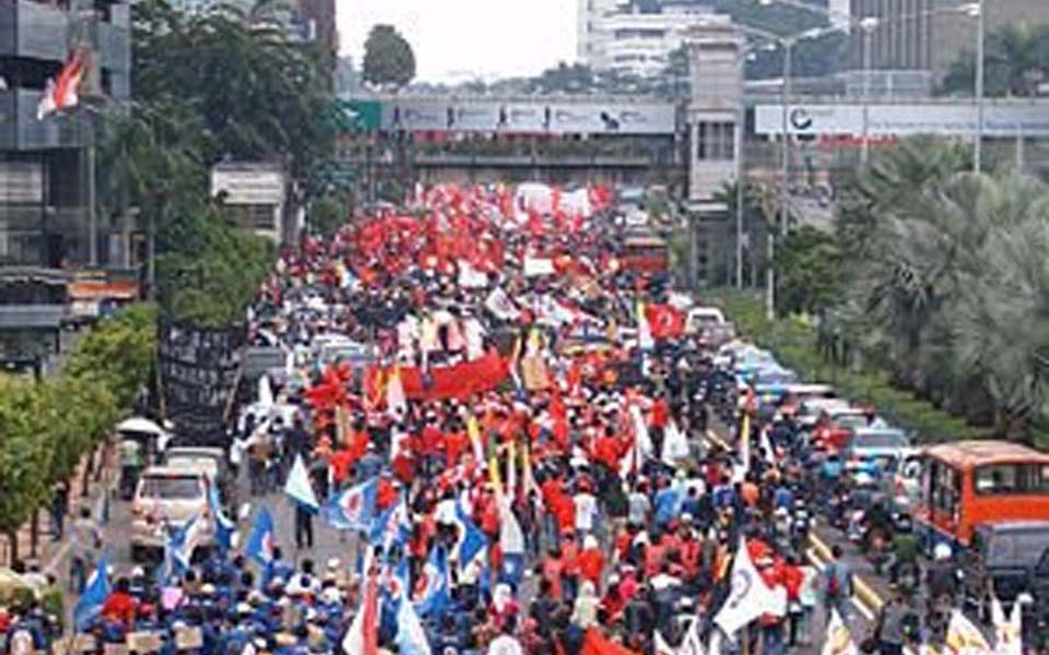 Workers Challenge Alliance rally Central Jakarta business district (adisuara)