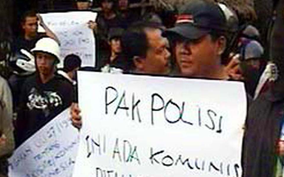 Anti-communist groups protest Papernas Congress - January 21, 2007 (Liputan 6)