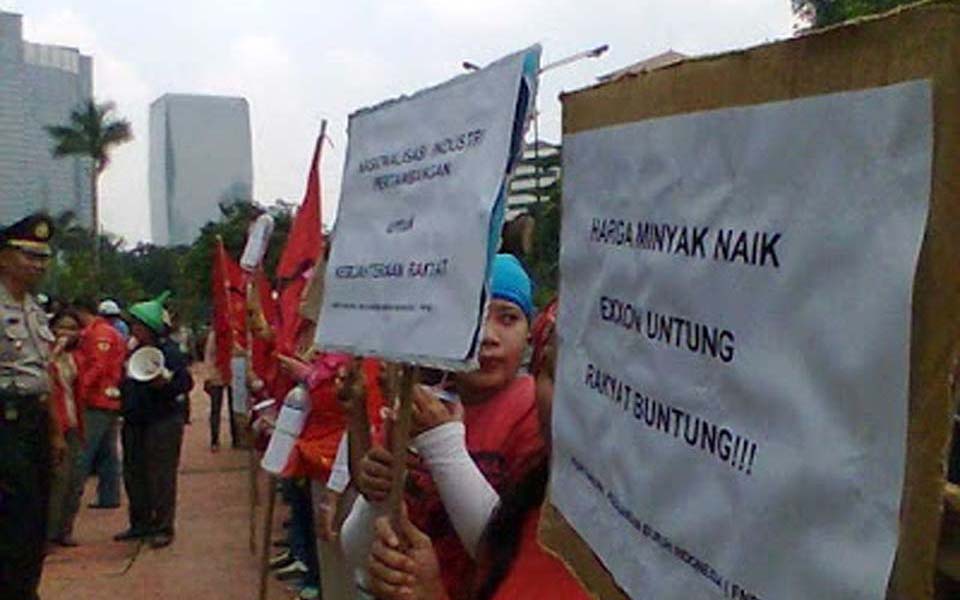 FNPBI rally outside in Jakarta (leftclickblog).jpg