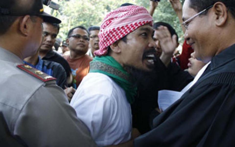 Islamic Defenders Front members argue with police (Tempo)