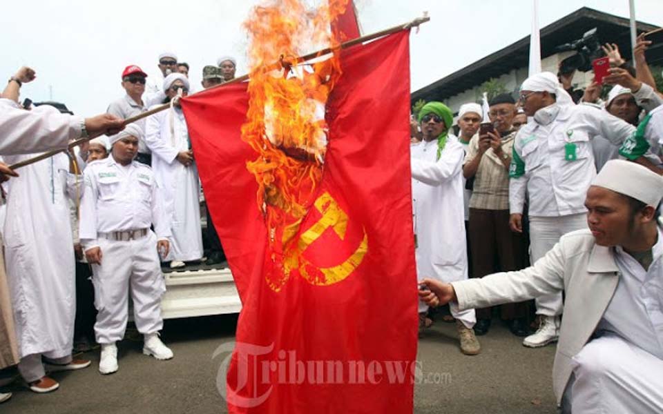Islamic Defenders Front burn communist flag (Tribune)