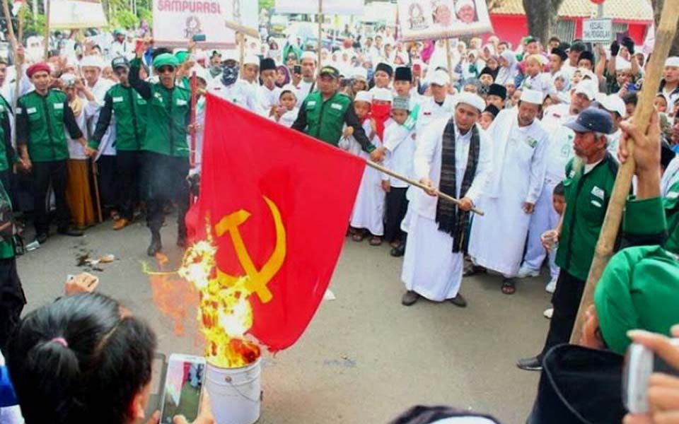Islamic Defenders Front burns communist flag (muslimoderat)