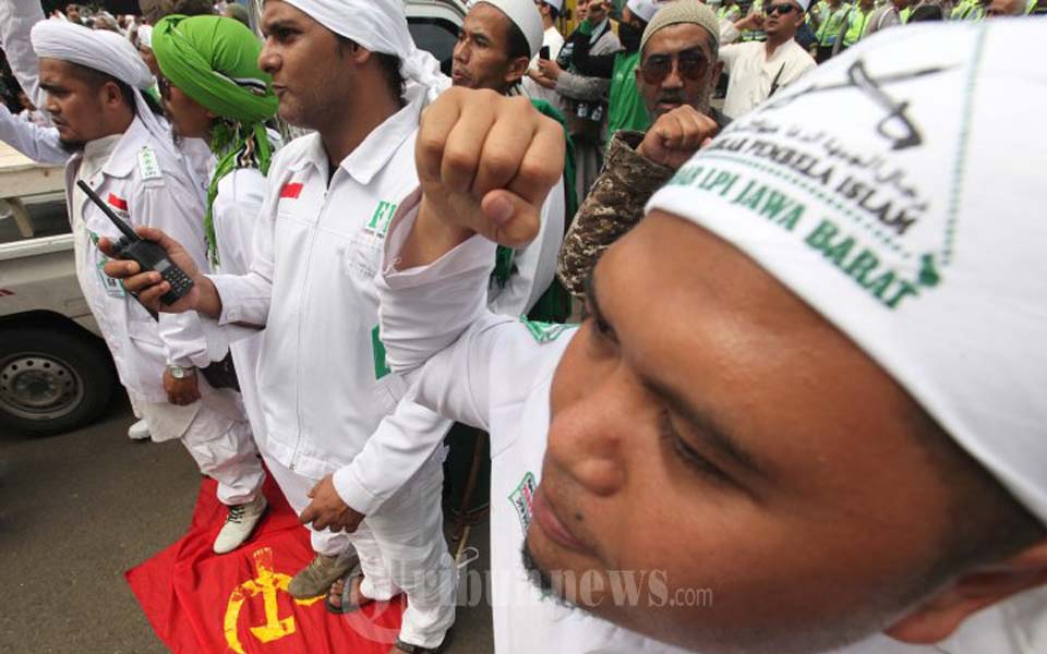 Islamic Defenders front protesting against communism (Tribune)